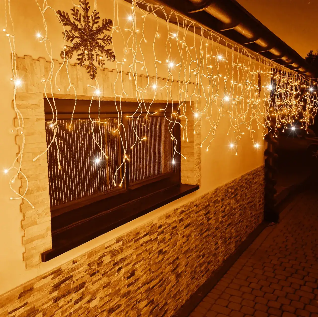 Inspiracje oświetlenie balkonu girlandy kurtyny LED
