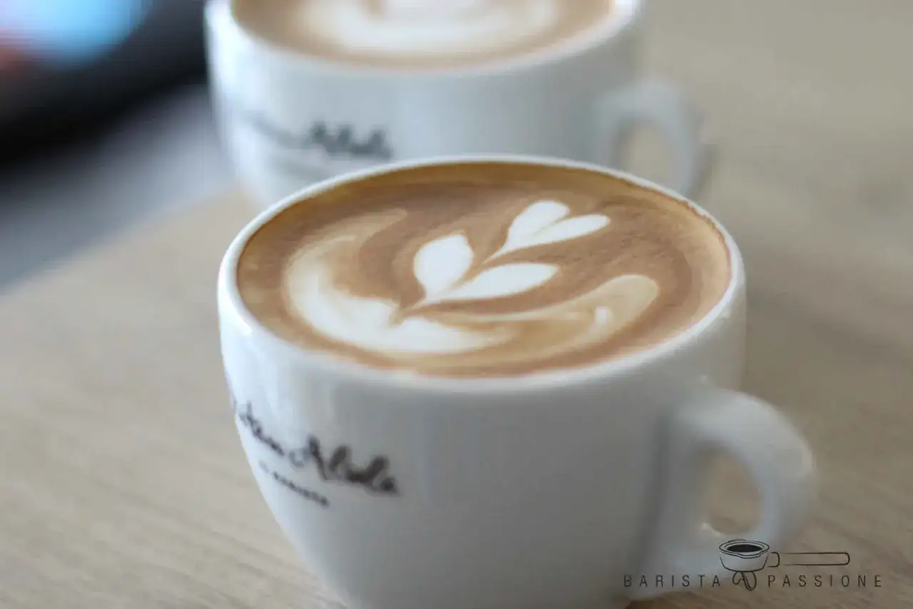 Zwei Cappuccinos mit Latte Art. Die Frage