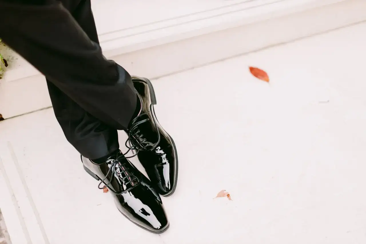 Eleganckie, lakierowane buty do smokingu, idealne na specjalne okazje.