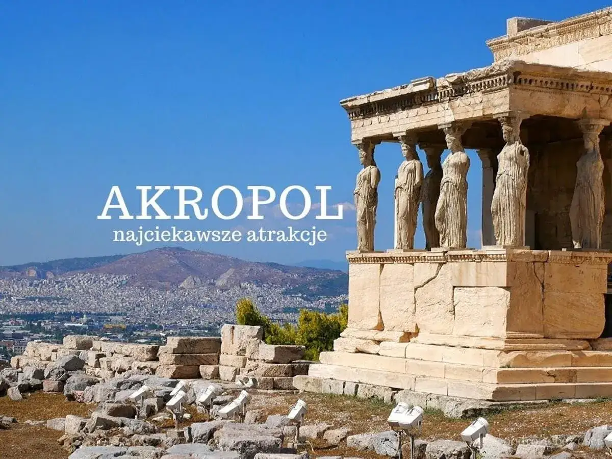 Akropol w Atenach, z Erechtejonem i jego kariatydami. Planujesz zwiedzanie? Sprawdź akropol bilety i najciekawsze atrakcje.