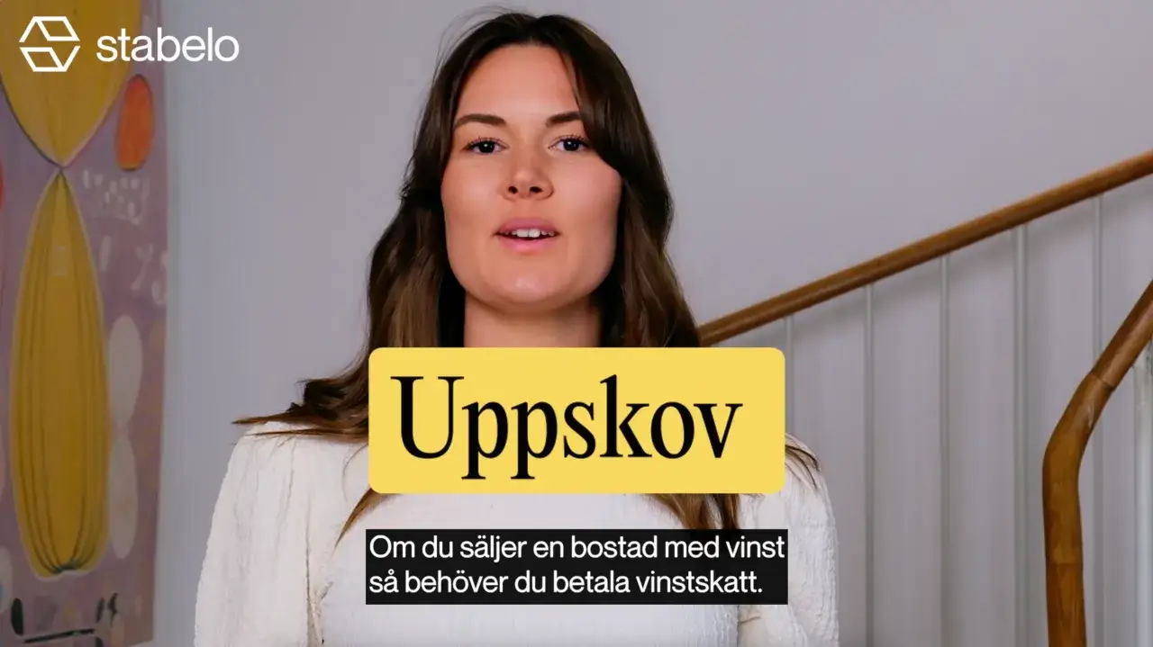 Kvinna pratar om uppskov av vinstskatt vid bostadsf&ouml;rs&auml;ljning. Stabelo-logotyp syns.