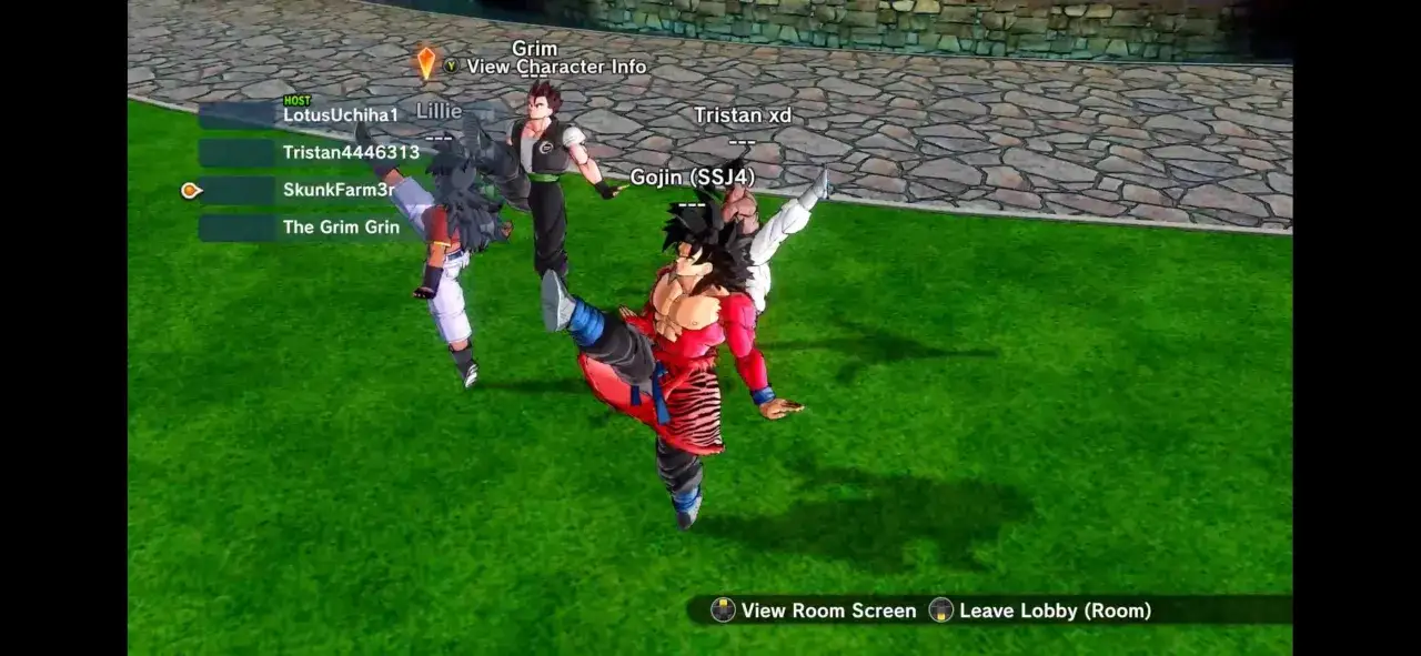 Postacie z Dragon Ball Z online w trakcie walki. Gojin (SSJ4) wykonuje kopnięcie.