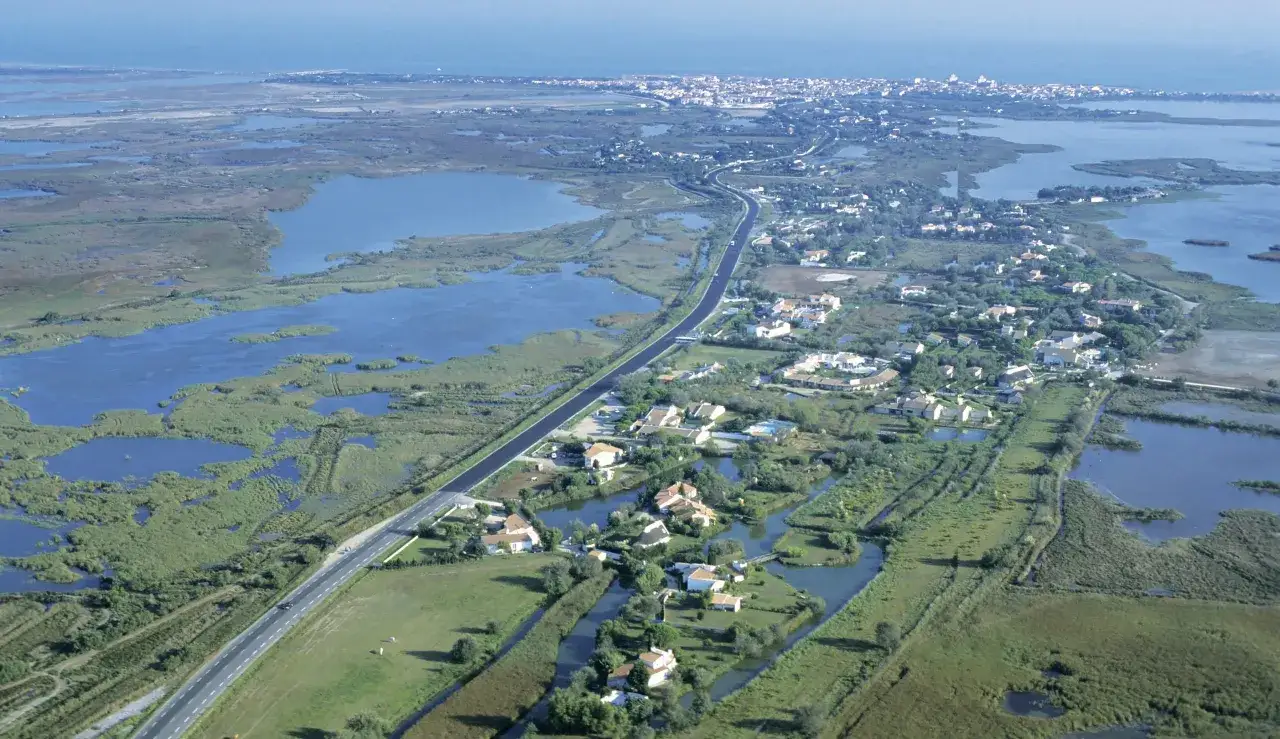 Widok z lotu ptaka na rozlewiska i domy w pobliżu rzeki Rodan.