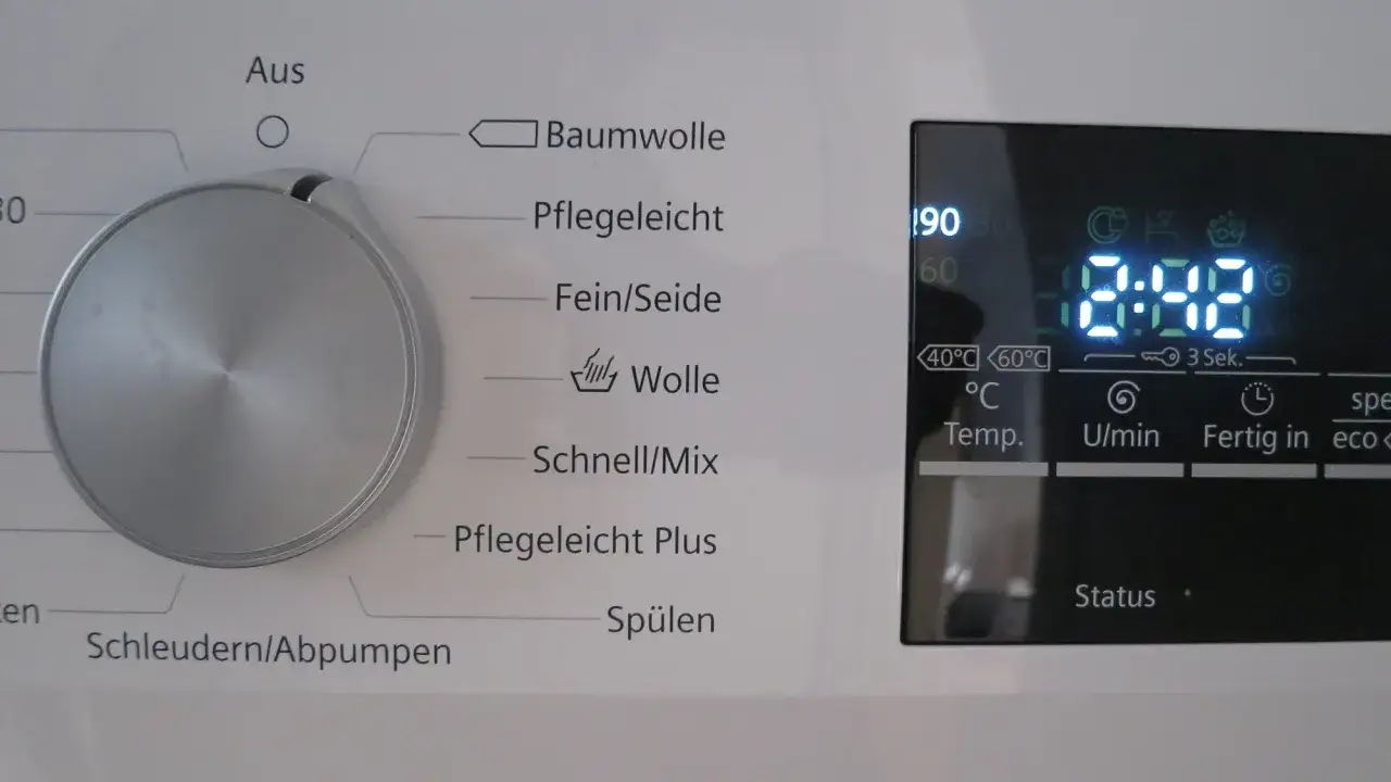Waschmaschine reinigen 90 Grad: Das Display zeigt 90°C an. Der Drehregler ist auf