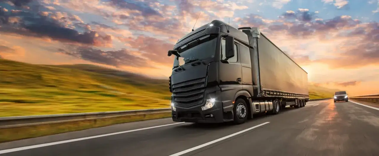 porównanie spedytor logistyk, różnice w pracy transportowej
