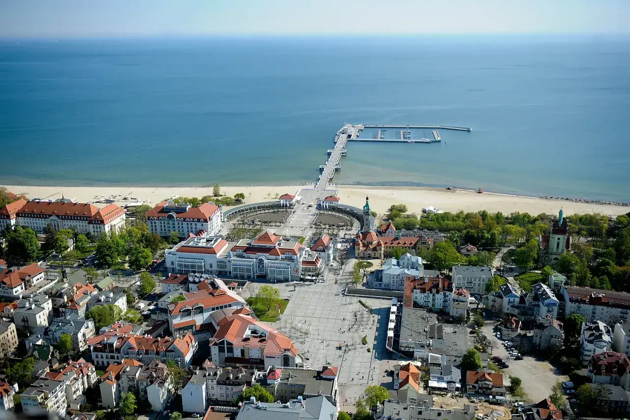Sopot z molo i plażą, idealne na weekendowe trójmiasto atrakcje. Widok na morze i architekturę miasta.