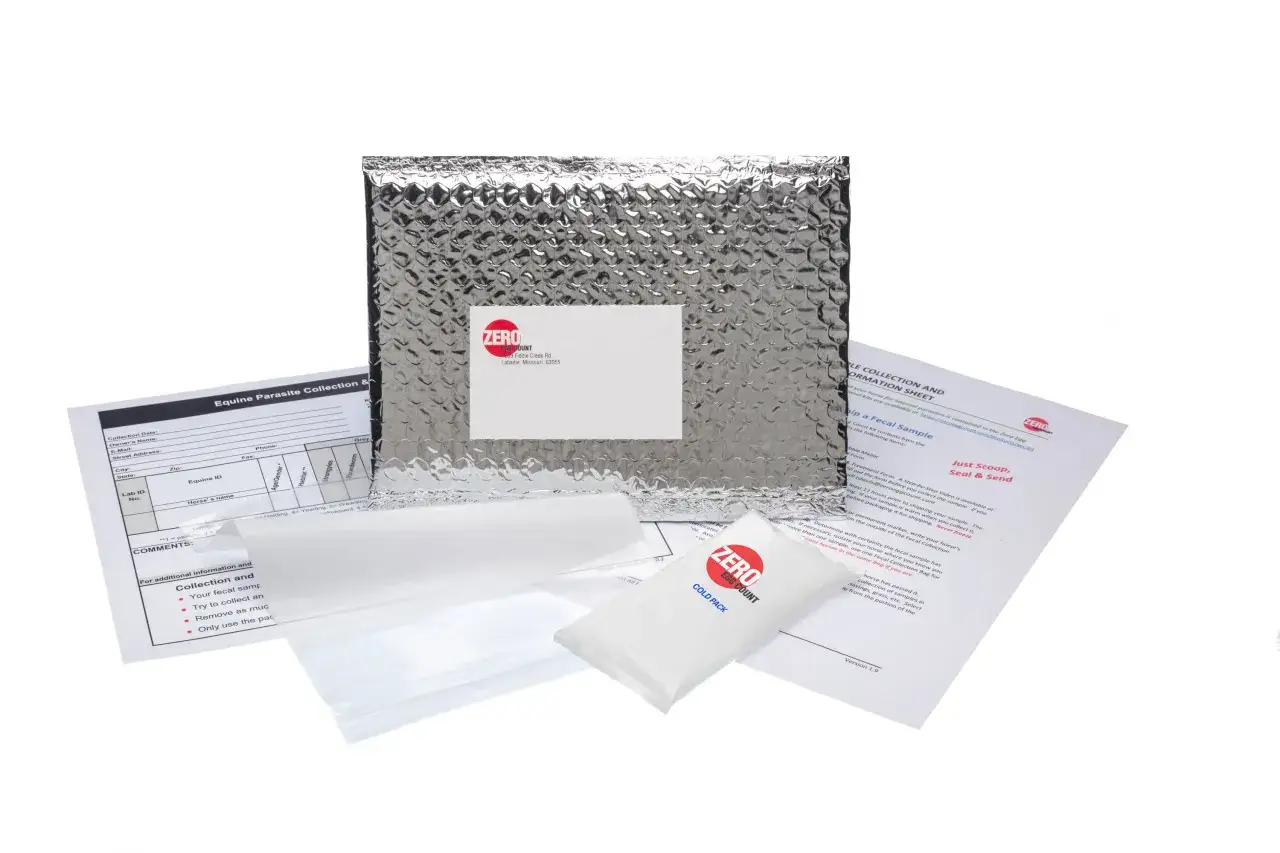 Kit de coproscopie cheval : pochette isotherme, formulaire de collecte, sachet et pack de froid pour analyse.