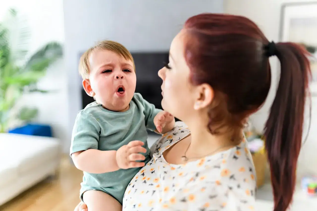 Mama tuli dziecko, które płacze i kaszle w nocy.
