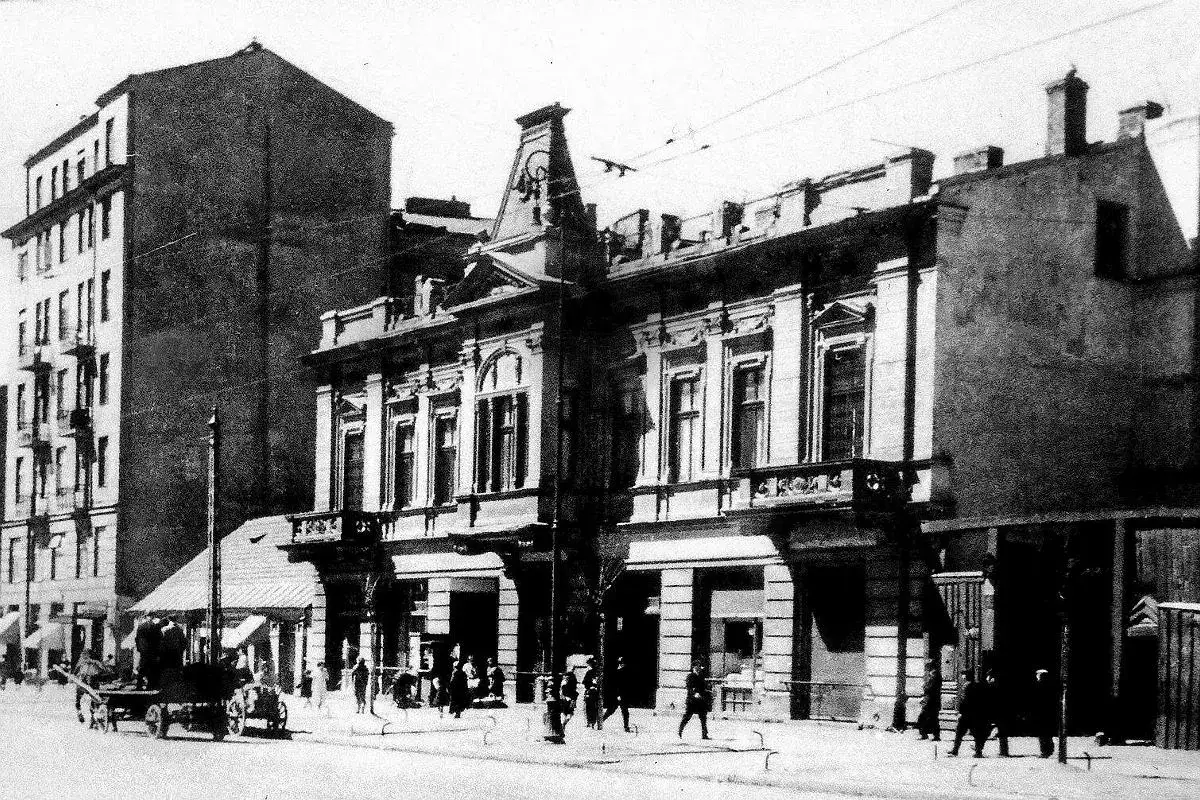 Stare zdjęcie przedstawia pałacyk Michla z bogatą fasadą i balkonem. Obok widać nowoczesny budynek i ulicę z przechodniami.