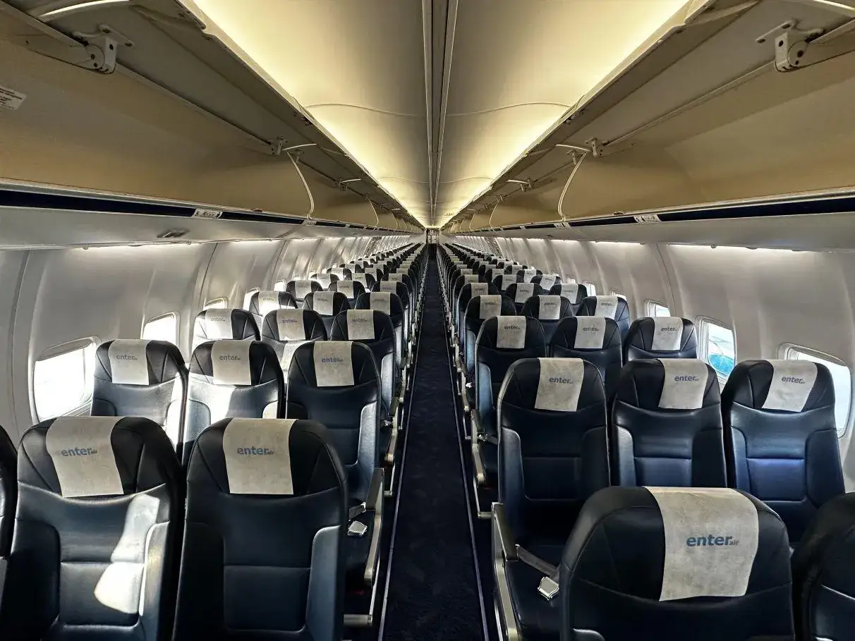 Wnętrze samolotu Boeing 737-800 linii Enter Air. Puste rzędy siedzeń czekają na pasażerów.
