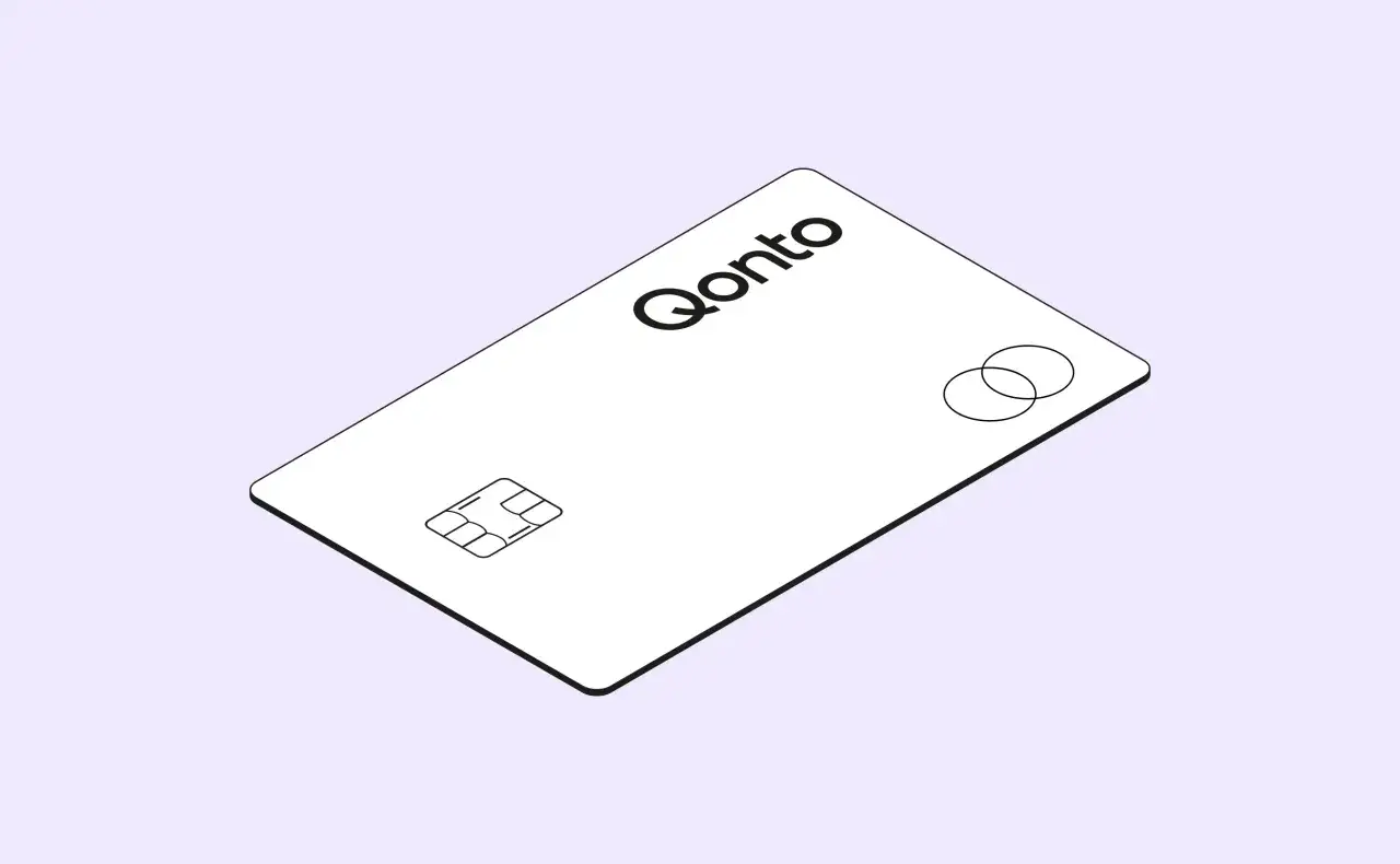 Eine wei&szlig;e Qonto firmenkreditkarte nicht personenbezogen mit Chip und Mastercard-Logo auf hellem Hintergrund.