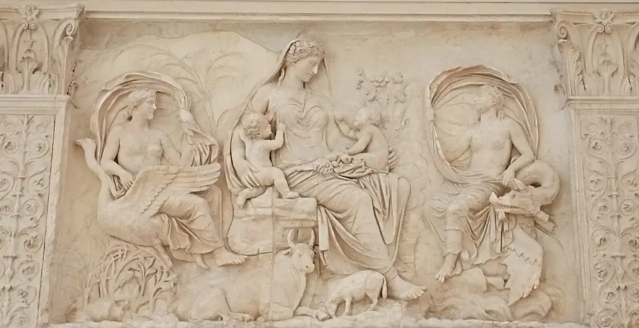 Rilievo in marmo dell'Ara Pacis: madre con bambini, cigno, toro, pecora e creatura marina. Simbolo di prosperità e fertilità.