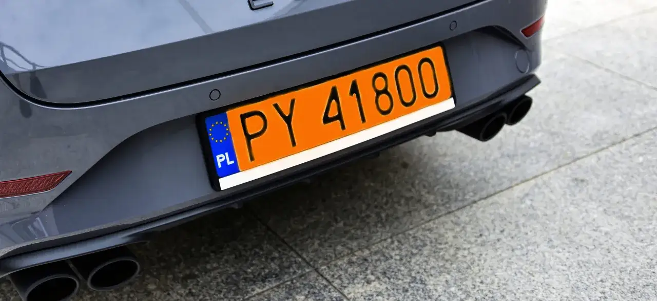 Szara karoseria auta z pomarańczową tablicą rejestracyjną PY 41800. Nowe rejestracje gotowe do drogi.