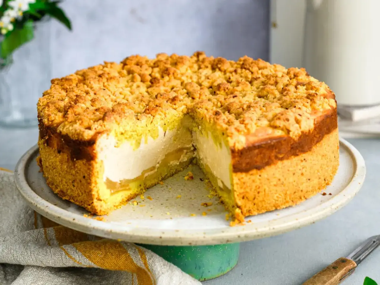 Ein saftiger Streuselkuchen mit cremiger Füllung und Apfelstücken. Ein köstliches Streuselkuchen Rezept für jeden Anlass.
