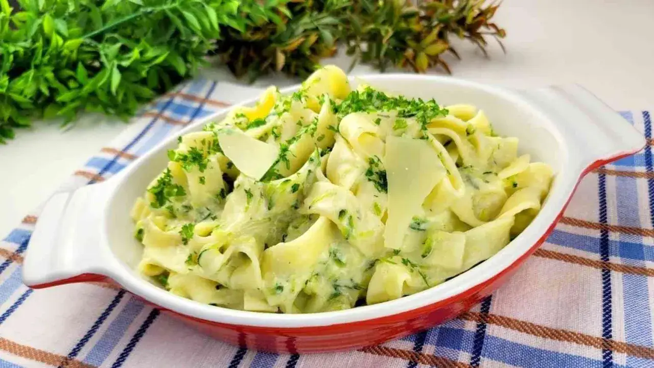 Makaron z cukinią w kremowym sosie, posypany parmezanem i natką pietruszki. Pyszny pomysł na to, co można zrobić z cukinią!