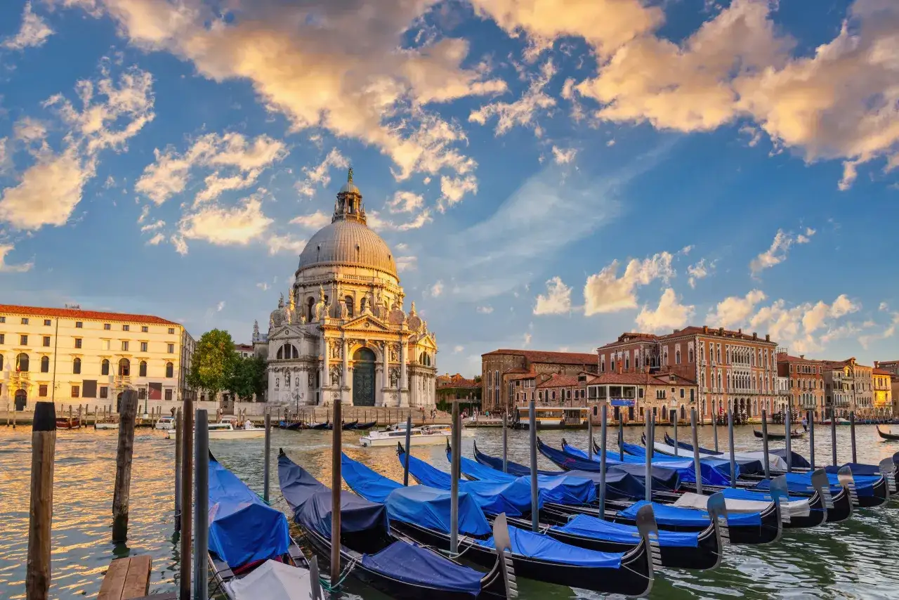 Bazylika Santa Maria della Salute i rzędy gondoli na Canale Grande. Idealne miejsce, by zacząć planować, co zwiedzić w Wenecji.