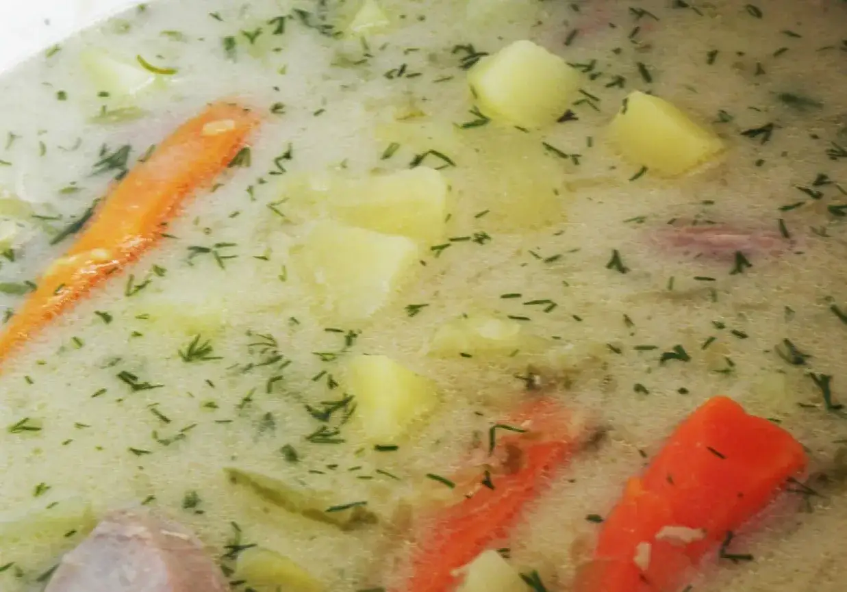 Gęsta, kremowa zupa z ziemniakami, marchewką i koperkiem. Pyszna solanka rozgrzewa w chłodne dni.