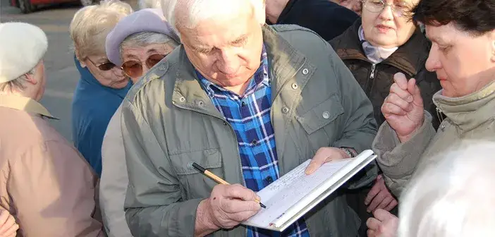 seniorzy podpisują petycję