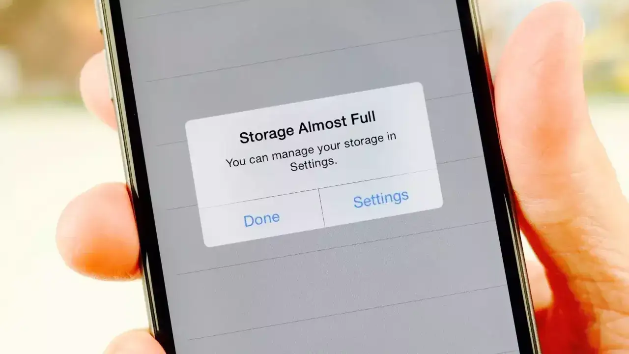 iPhone-lagring n&auml;stan full. Dags att ta bort appar. Tryck p&aring; 
