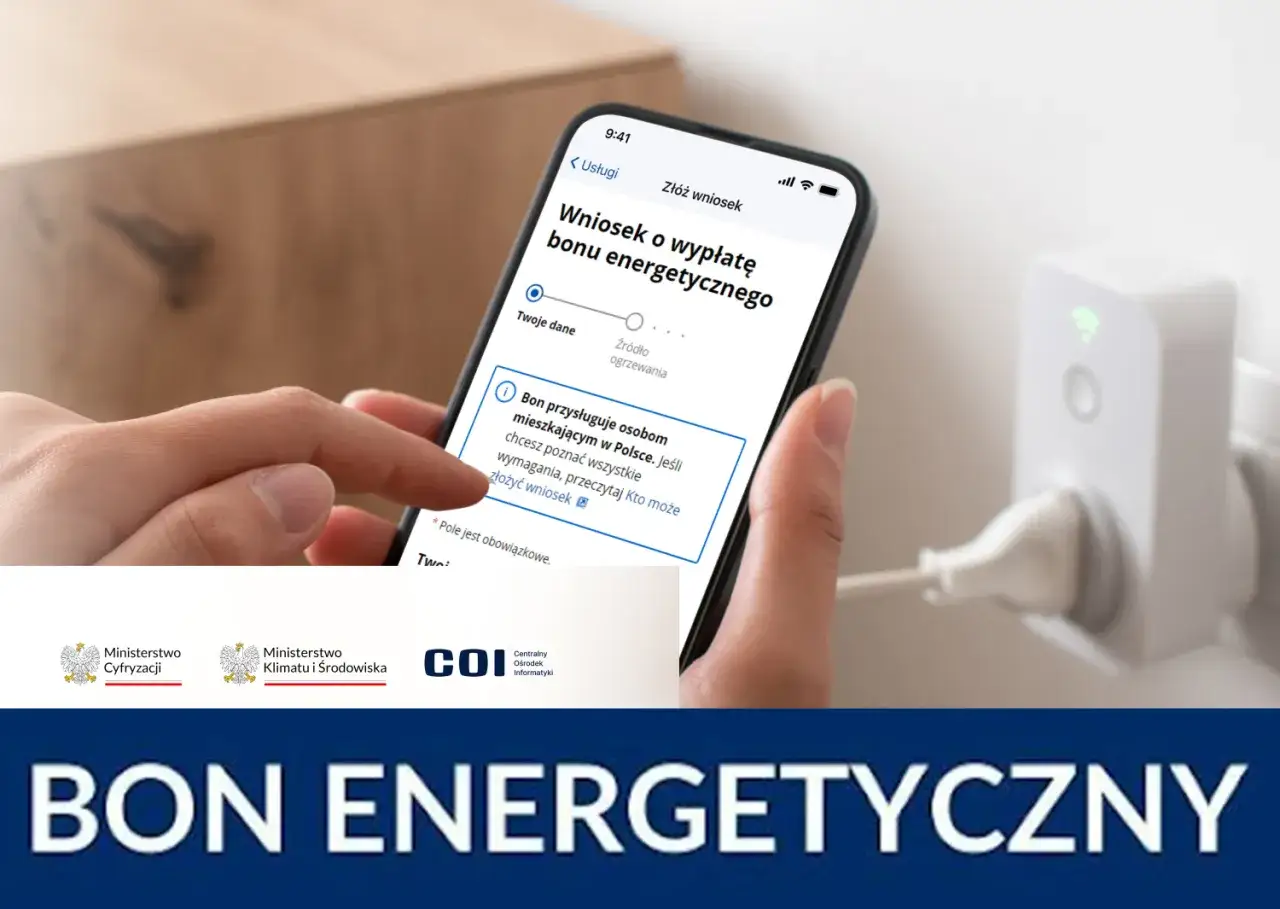 Dłoń trzyma smartfon z wnioskiem o bon energetyczny. Na ekranie informacja o przysługującym wsparciu.
