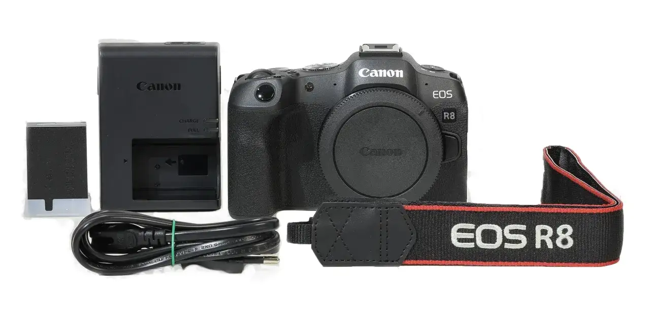 Canon EOS R8 z akcesoriami: ładowarka, bateria, kabel i pasek. Sprawdź atrakcyjną canon r8 cena!