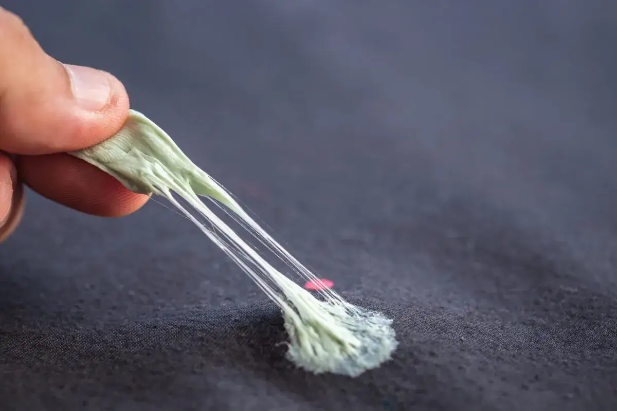 Zdjęcie Jak usunąć gumę z bluzy - skuteczne metody, które naprawdę działają