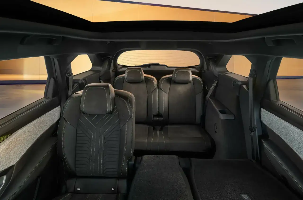 Wnętrze Peugeota 5008 z wygodnymi, skórzanymi fotelami i panoramicznym dachem. Wiele miejsca dla pasażerów, co potwierdzają pozytywne **Peugeot 5008 opinie**.
