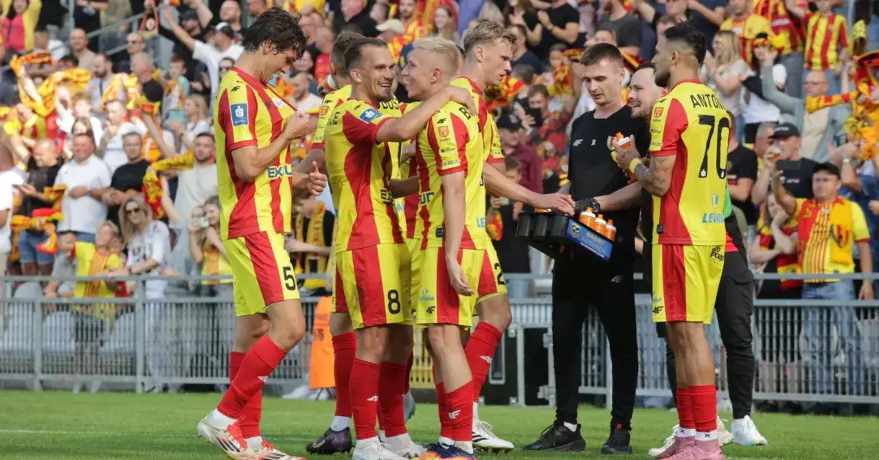Piłkarze Pogonii Szczecin świętują bramkę w meczu z Koroną Kielce. Kibice na trybunach.