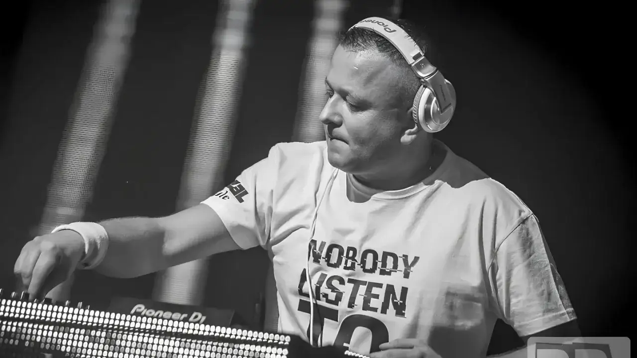 DJ Hazel w akcji, tworzy muzykę. Sprawdź jego dj hazel cennik, by zarezerwować występ!