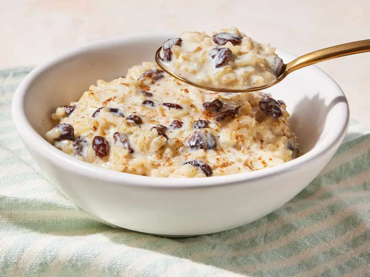 Cremiger Milchreis mit Rosinen und Zimt, angereichert mit Proteinpulver f&uuml;r einen gesunden Genuss.