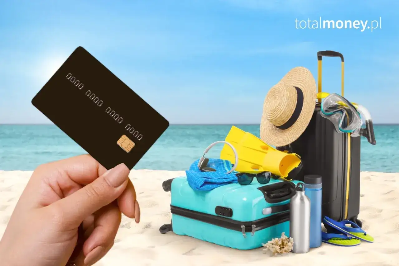 Karta płatnicza na plaży, obok walizek i akcesoriów do nurkowania. Czy wybrać Mastercard czy Visa za granicą?