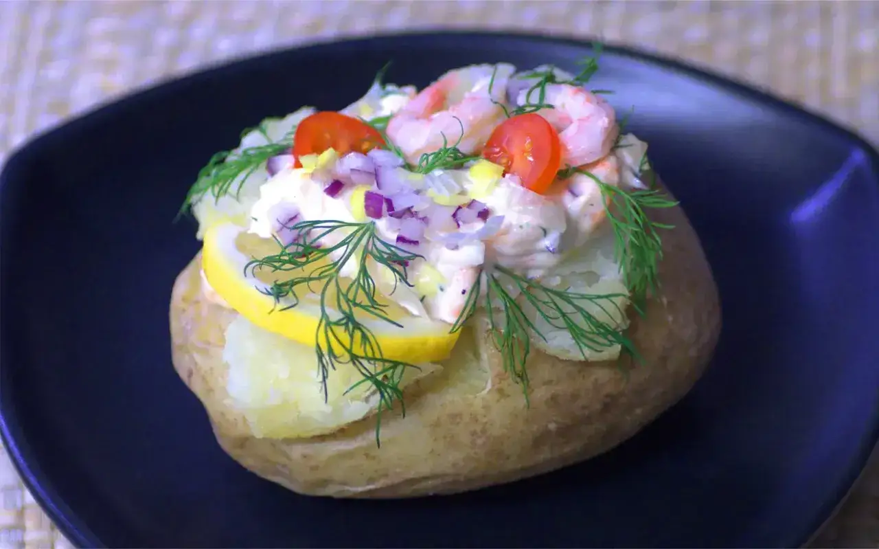 Bakad potatis med räkröra, citron och dill. Ett enkelt och gott potatis recept för en snabb middag.