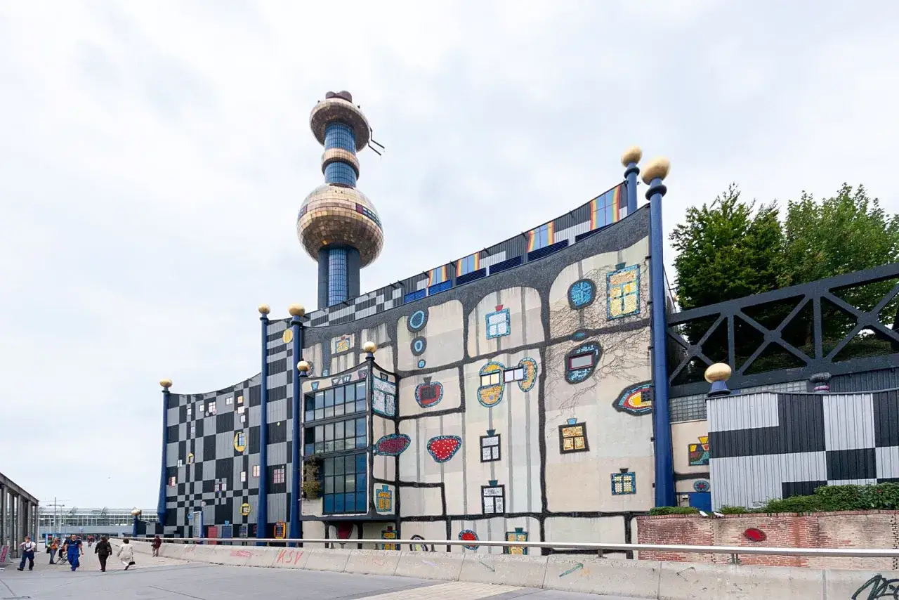 Kolorowa spalarnia śmieci w Wiedniu, dzieło Hundertwassera, z charakterystycznym kominem i mozaikami.