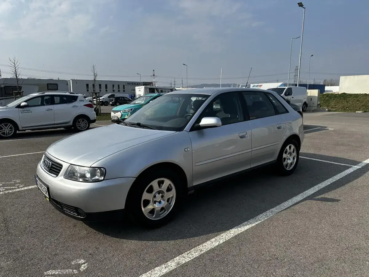 Silberner Audi a3 1.9 tdi parkt auf einem Parkplatz, bereit für die nächste Fahrt.