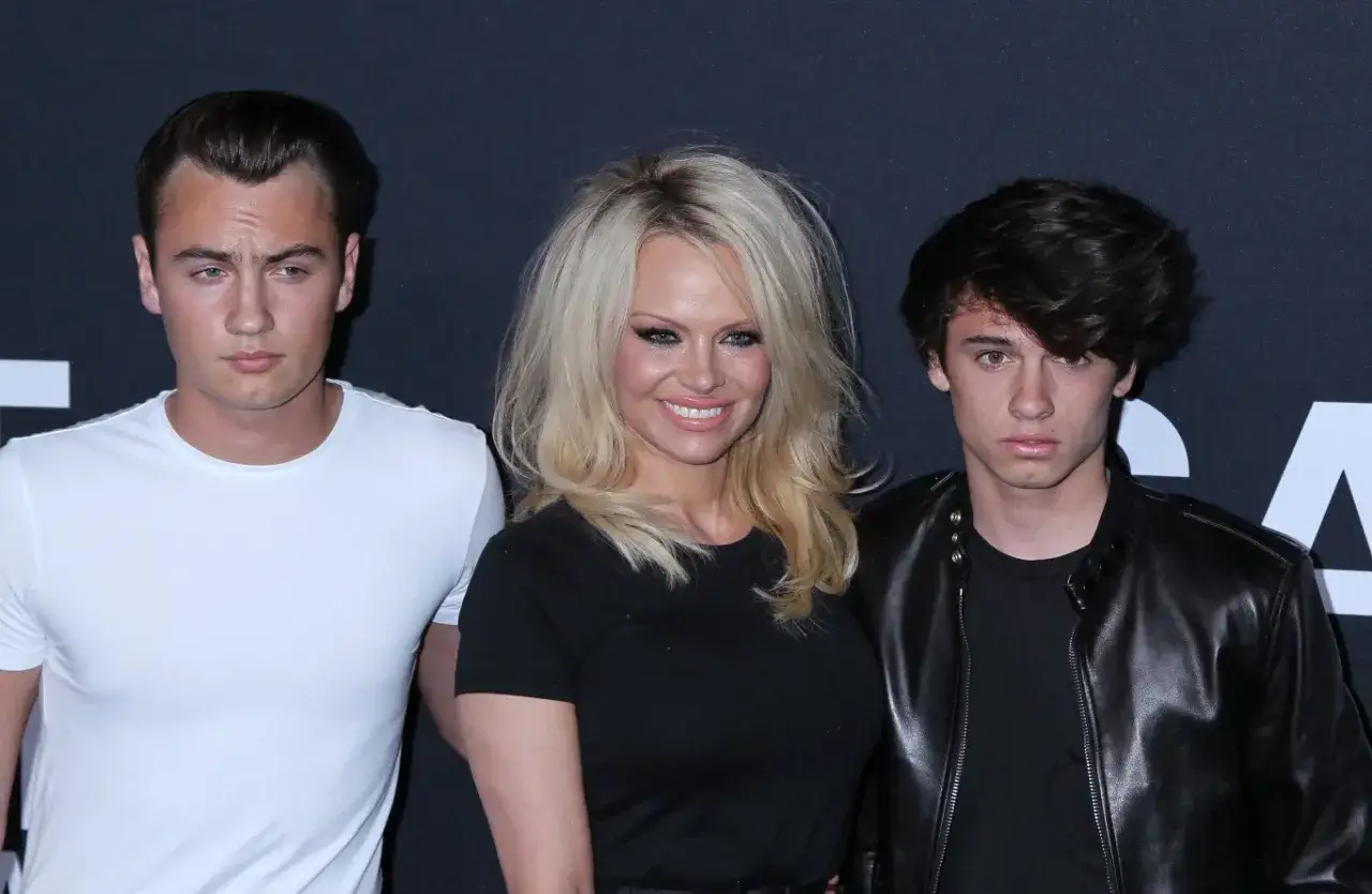 Pamela Anderson z synami Brandonem i Dylanem na premierze.