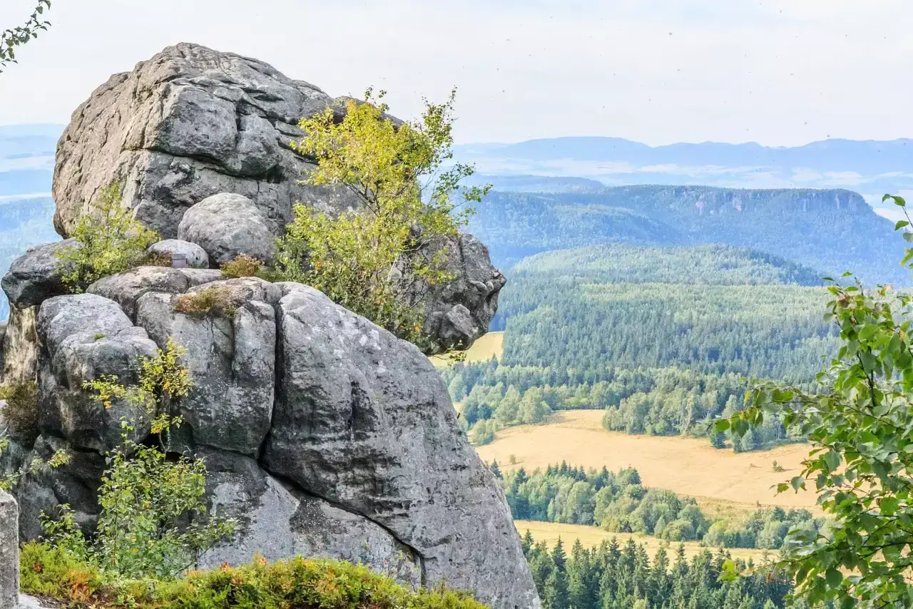 Skalny labirynt Gór Stołowych, Szczeliniec Wielki, z widokiem na zielone doliny i skalne tarasy.