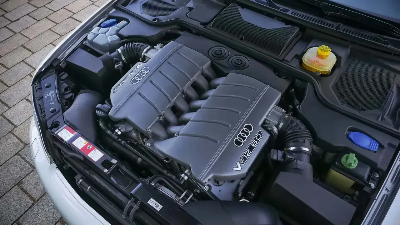 Der Motorraum eines Audi A8 D2 W12. Der imposante W12 6.0 Motor ist gut sichtbar.