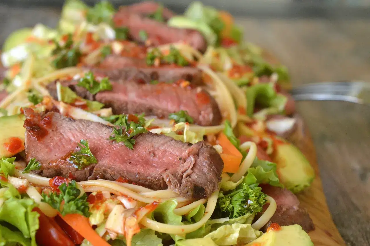 En l&auml;cker asiatisk biffsallad med m&ouml;rt biffk&ouml;tt, krispig sallad, avokado och mor&ouml;tter. En fest f&ouml;r &ouml;gat och gommen!