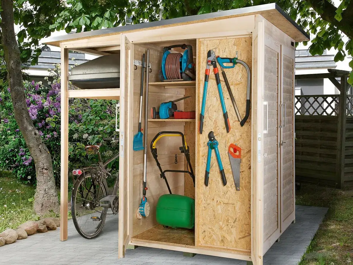 Ein **Gartenschrank selber bauen** lohnt sich: Hier ist Platz f&uuml;r Rasenm&auml;her, Werkzeug und mehr.