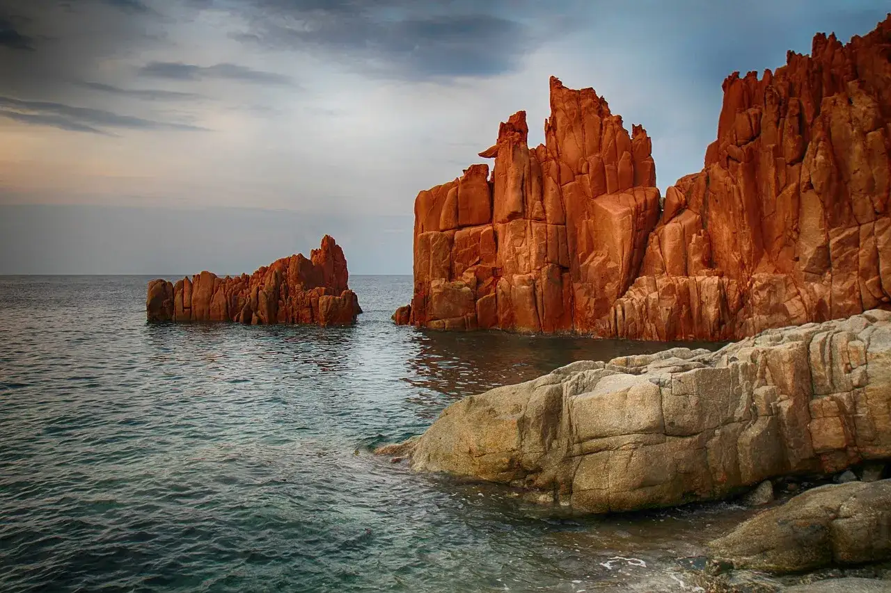 Rocce rosse a picco sul mare cristallino, un paesaggio mozzafiato da scoprire ad Arbatax.