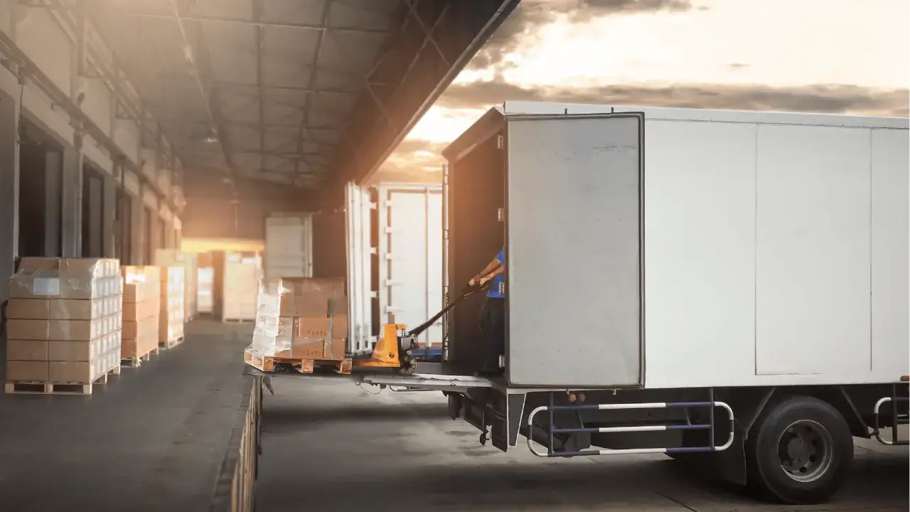 Ein Mann bel&auml;dt einen LKW mit Paletten. Das ist ein Beispiel f&uuml;r ein Lieferavis, das den Versand von Waren ank&uuml;ndigt.