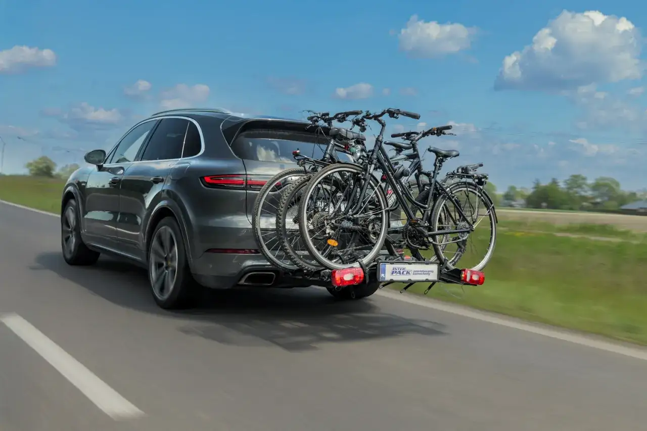 Jak przewozić rowery samochodem? Na haku zamontowano bagażnik z dwoma rowerami, gotowymi na wycieczkę.