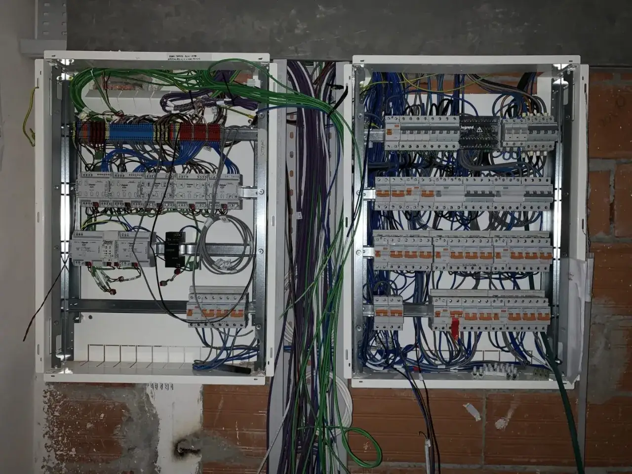 Panel de control de domótica cableada con múltiples circuitos y dispositivos.