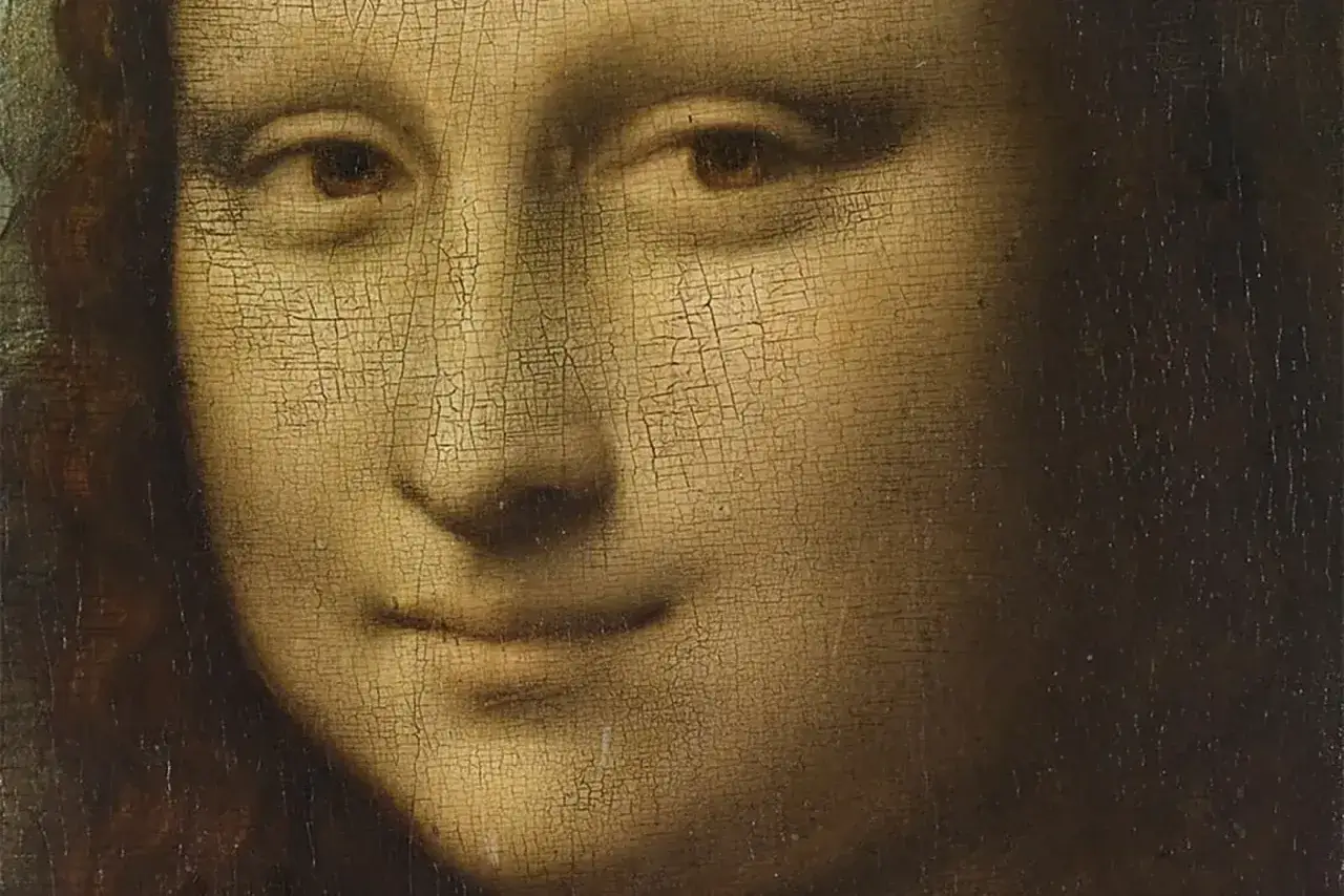 Nahaufnahme von die Mona Lisa, ihr geheimnisvolles Lächeln und die charakteristischen Risse im Gemälde.