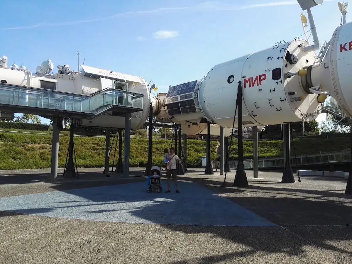 Una familia explora una estación espacial simulada, una idea genial de qué hacer en Toulouse con niños.