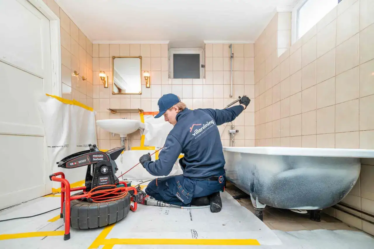 En r&ouml;rmokare inspekterar avlopp med kamera. Nackdelar med relining kan vara att det kr&auml;ver noggrann inspektion.