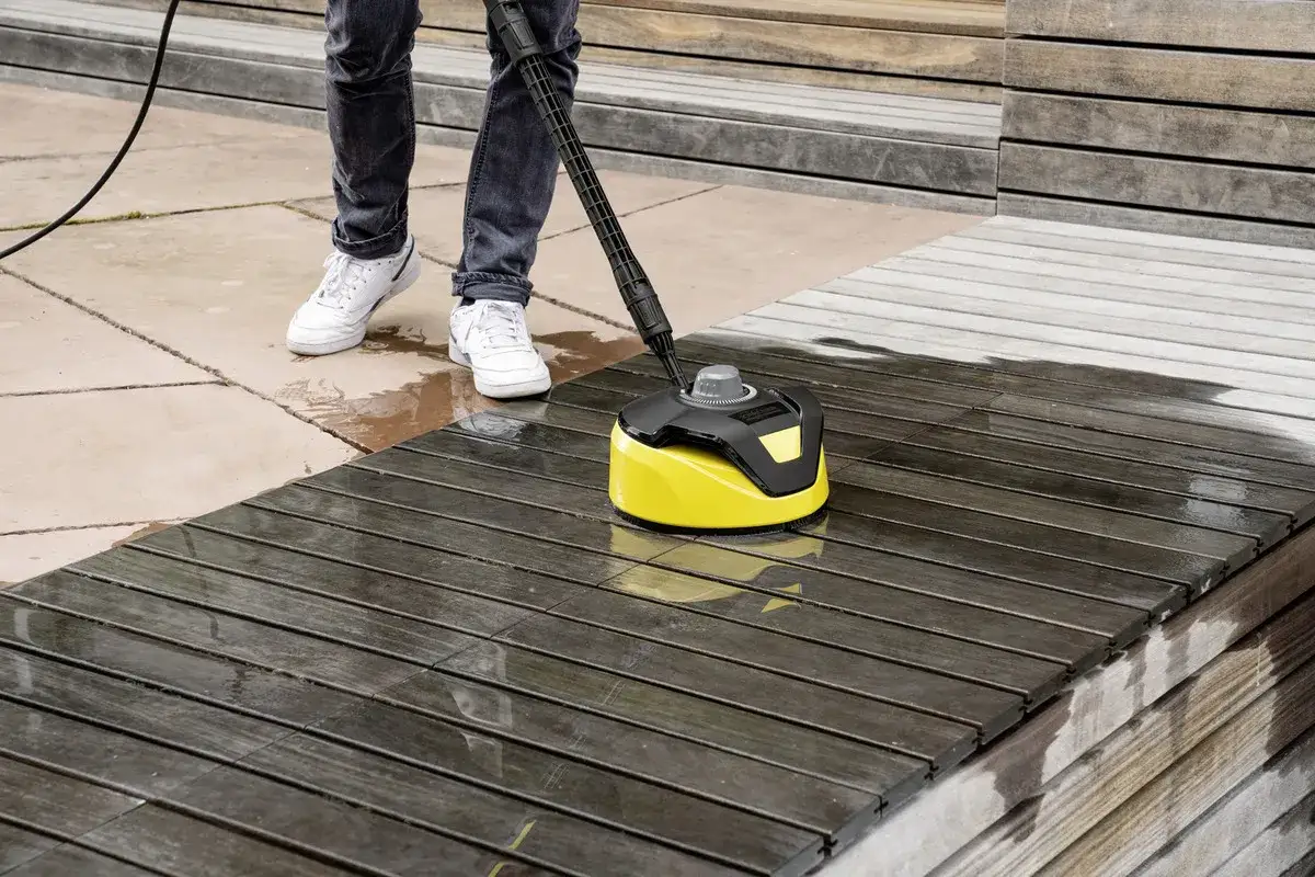 Nettoyer carrelage extérieur noirci avec un nettoyeur haute pression. La terrasse en bois retrouve sa couleur d'origine.