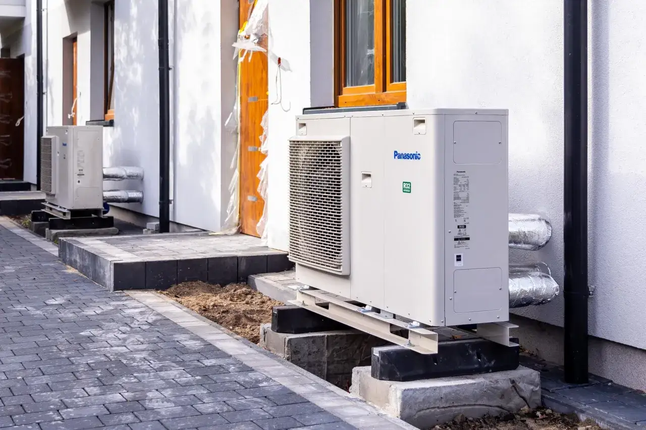 Solidny fundament pod pompę ciepła Panasonic zapewnia stabilność urządzenia. Widać też drugą jednostkę w tle.