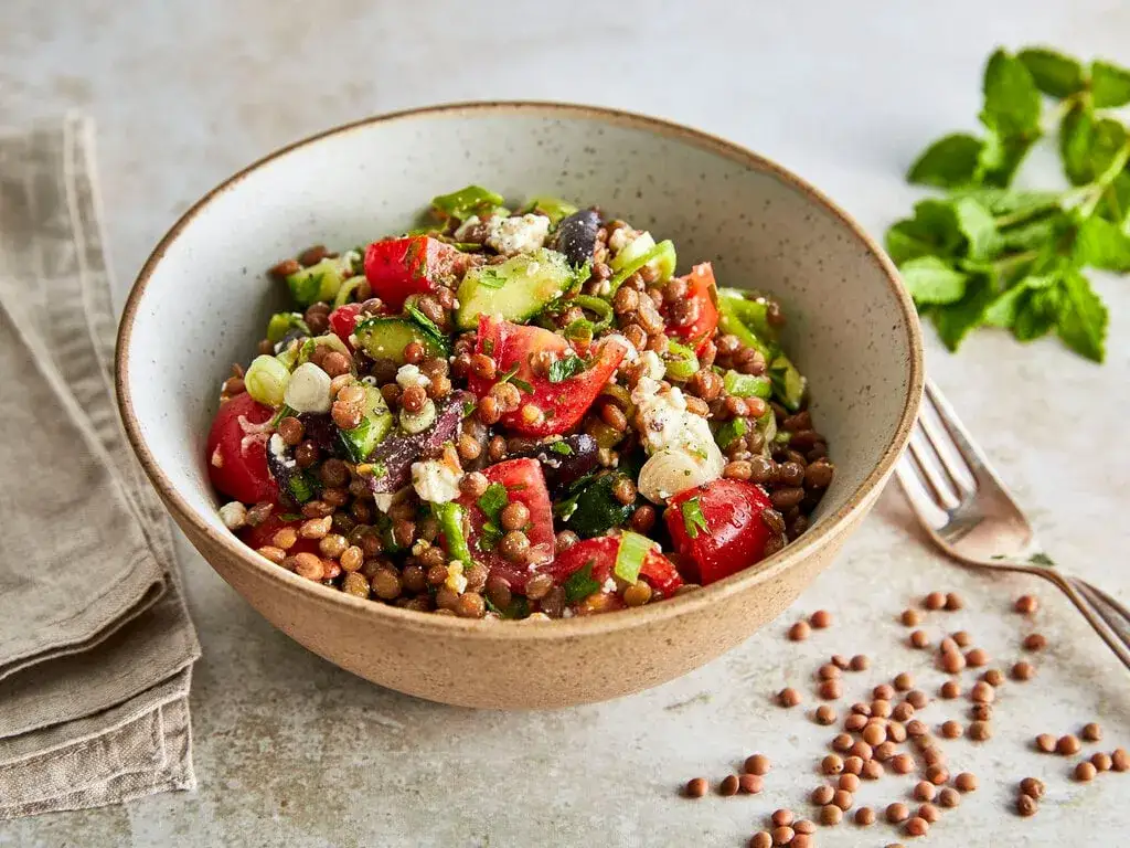 appetitlicher rote linsen salat in einer schüssel mit frischen kräutern