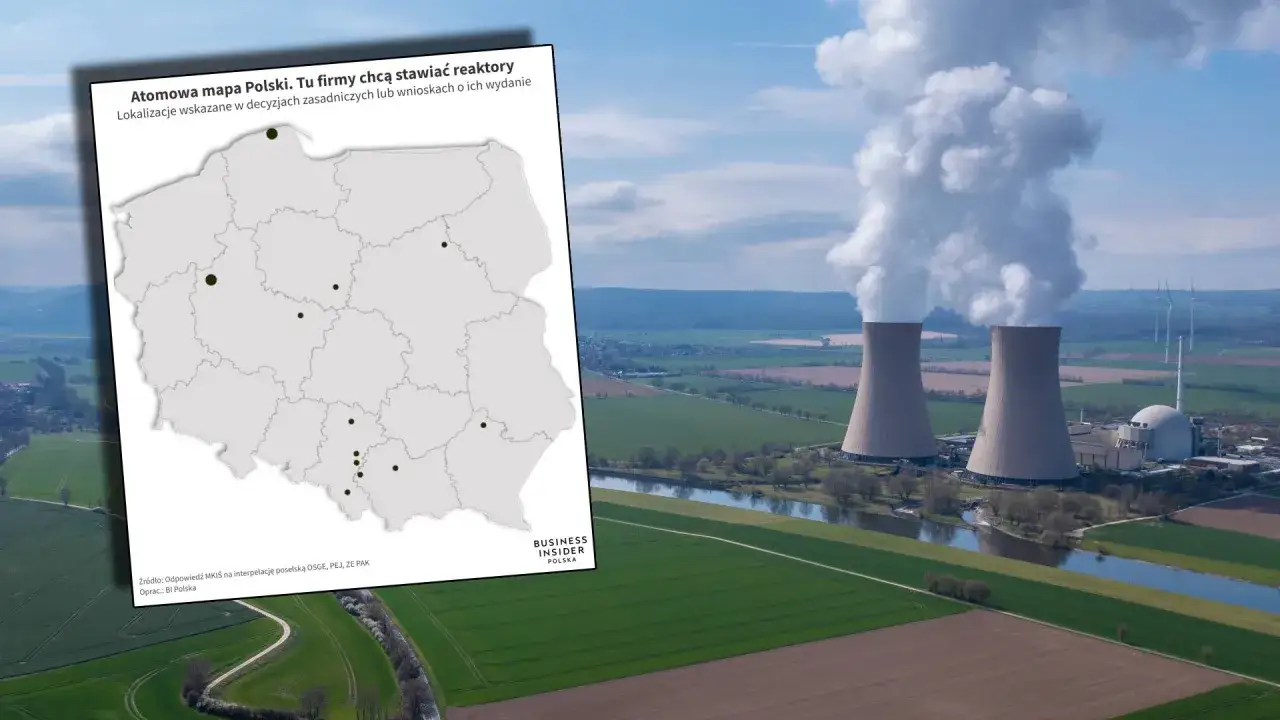 Mapa Polski z zaznaczonymi lokalizacjami, gdzie firmy chcą budować reaktory atomowe. W tle widać chłodnie kominowe elektrowni.